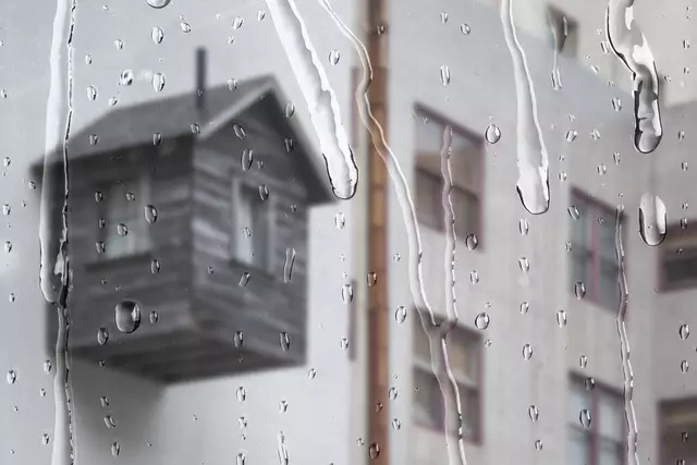 Foto: https://de.freepik.com/fotos-kostenlos/weisse-wohnung-durch-fenster-mit-regentropfen_17228721.htm
