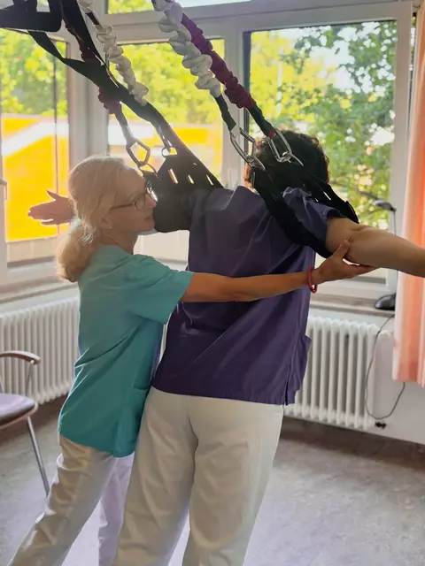 Bewegungstherapie, hier am Schlingentrainer, ist einer der zentralen Bausteine der interdisziplinären Therapie bei chronischem Schmerz | Foto: Krankenhäuser Buchholz-Winsen
