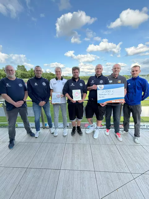 BFC erhält Zertifizierung vom KSB: Alf Dietrich (v. li.), Tim Wilhelmi, Hans-Jürgen Lorenschat, Danny Lüdecke, Frank Porthun (alle BFC), Uwe Bahnweg (Vorsitzender KSB) und Jonas Tröbs (BFD-ler KSB) | Foto: BFC