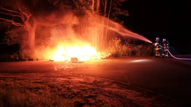 Love-Mobil Wohnwagen in Flammen | Foto: Rolf Hillyer-Funke / Feuerwehren SG Oldendorf-Himmelpforten