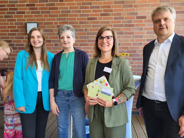 Vanessa Rojahn (verantwortliche Architektin dieses Projekts, v. li.), Dorothea Hirschfeld-Albers (Inhaberin des planenden Architektur-Büros Klindworth), Liza Hintz (Kita-Leiterin) und Samtgemeindebürgermeister Dr. Peter Dörsam | Foto: sh