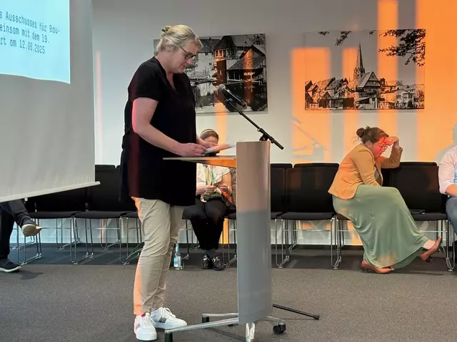 Martina Czojor von der Fachgruppe Schule und Sport erklärt die Wichtigkeit des Kunstrasenplatzes im Jahnstadion | Foto: pau