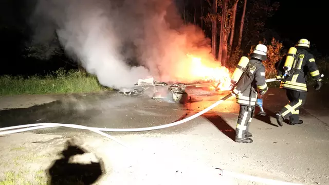 Feuerwehrmänner aus Himmelpforten löschen brennenden Wohnwagen | Foto: Rolf Hillyer-Funke / Feuerwehren SG Oldendorf-Himmelpforten