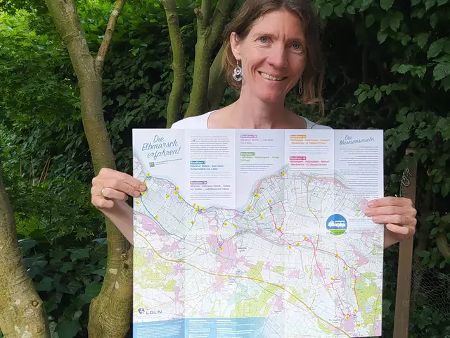 Dorothea Lepper vom Museum im Marstall präsentiert die neue Fahrradkarte | Foto: Museum im Marstall