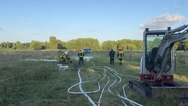 Mehrere Feuerwehrkräfte standen unter Atemschutz für ein sofortiges Eingreifen bereit. Außerdem bauten die Retter einen mehrteiligen Löschangriff auf | Foto: Pressestelle Feuerwehr Seevetal