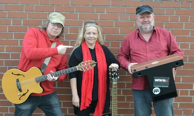 Das stimmt auf den Sommer ein - die Soltoros aus Ahrensburg liefern ab 15 Uhr Flamenco-Rock beim Fahrradcenter Kuhn und Witte. Die Band hat mit ihrem "spanish style" ein Alleinstellungsmerkmal. Powerfrau Peggy Sunday, reißt ihr Publikum mit viel Energie mit. An der Gitarrist wird sie von Carsten „El Bombi“ begleitet. Für die Percussion ist Jens „La Bomba“,  der "Mann mit den Stahlhänden" verantwortlich. Er begleitet die Band mit vollem Körpereinsatz. Ein vielsprachiges Konzert mit Musik verschiedener Genres, eigenen Songs, dazwischen ganz viel Spanisch - mit den Soltoros ein besonderes Erlebnis. | Foto: Soltoros