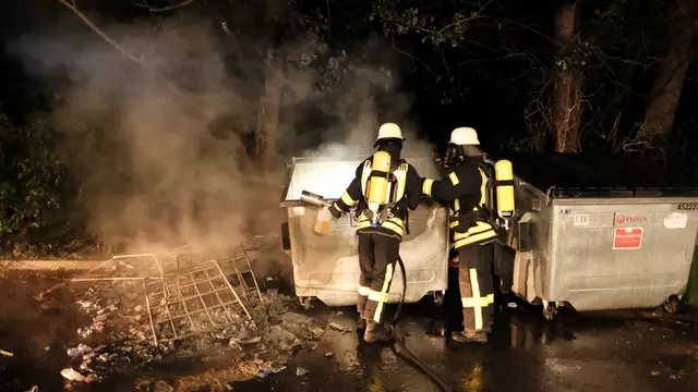  Einsatzkräfte der Feuerwehr Burweg löschen brennenden Abfall-Container | Foto: Rolf Hillyer-Funke / Feuerwehren SG Oldendorf-Himmelpforten