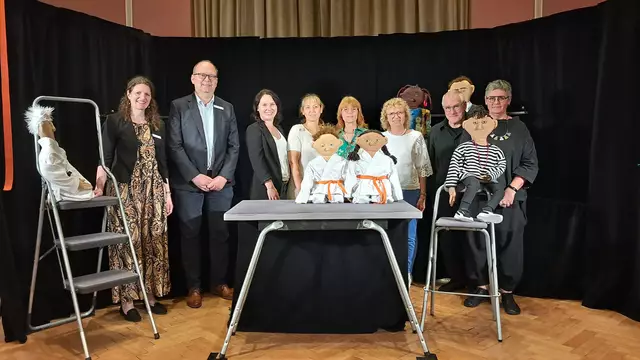 Gemeinsame Freude über das 30-jährige Bestehen der Beratungsstelle gegen sexuellen Missbrauch (v. li.): Annette Müller-Borghardt, Bürgermeister Sönke Hartlef, Christina Beer, Katarzyna Piotrowski, Helga Hanssen, Heidi Brüggemann und die Schauspielenden des Holzwurm-Theaters, Jens Heidtmann sowie Petra Erlemann  | Foto: Hansestadt Stade