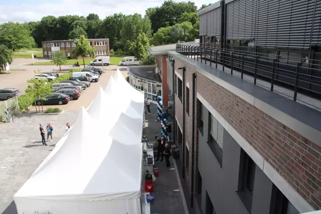 Blick von der Dachterrasse auf das Festzelt