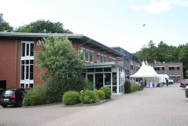 Der sanierte Altbau im Vordergrund, der Neubau mit Dachterrasse im Hintergrund