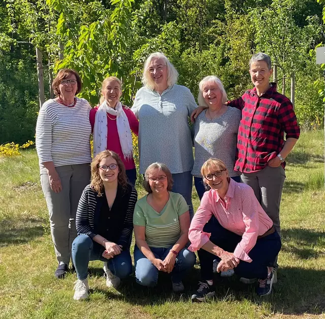 Die neuen ehrenamtlichen Begleiterinnen (stehend, v. li.): Sabine Zachow, Patricia Kerslake-Bösch, Inka Scheffrahn, Gudrun Renz, Christina Hasselwander sowie die Koordinatorinnen des Oekumenischen Hospizdienstes Buchholz e.V. (sitzend, v. li.) Elisa Bode, Roswitha Brandt und Heike Riemann | Foto: Oekumenischer Hospizdienst Buchholz e.V.