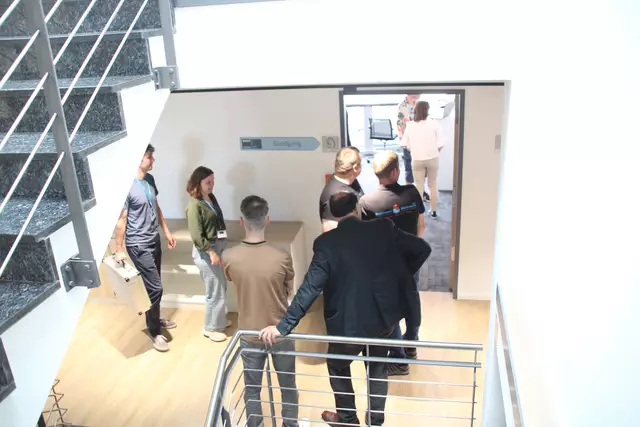 Rundgang durch das Firmengebäude, hier der sanierte Altbau