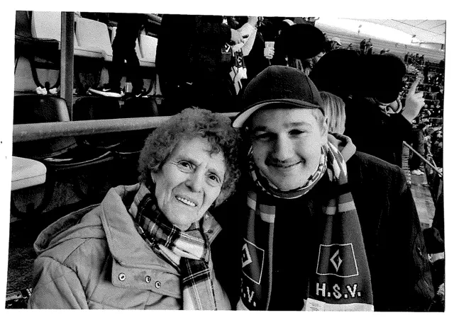 Begeisterte Fans: Oma Monika Hein und ihr Ur-Enkel Luca Meyer bei einem HSV-Spiel | Foto:  Monika Hein