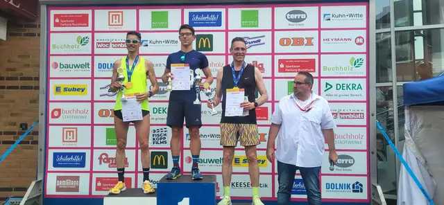 Halbmarathon der Herren: die ersten drei Herren mit Pokalen auf dem Treppchen mit Jan Bauer | Foto: André Welle