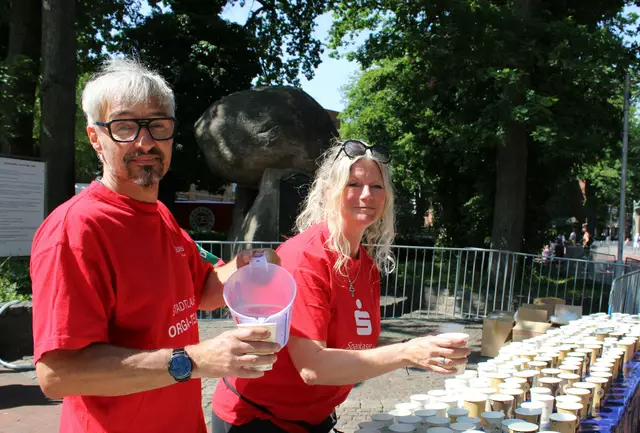 Nicht zum ersten Mal als Helfer dabei: Udo Zenker und Nicole Romer reichen den Läufern Wasser  | Foto: poep