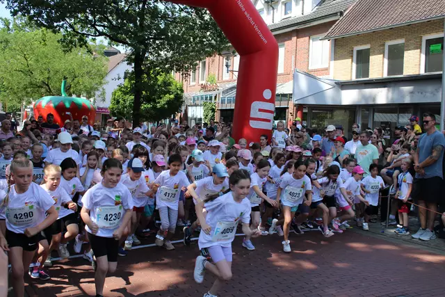 Die Schülerinnen der Jahrgänge 2016/17 am starten motiviert und ... | Foto: poep