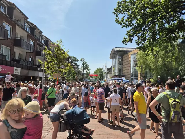 Fröhliches Familienfest: Familien nehmen ihren Läufernachwuchs vor der Empore in Empfang | Foto: poep