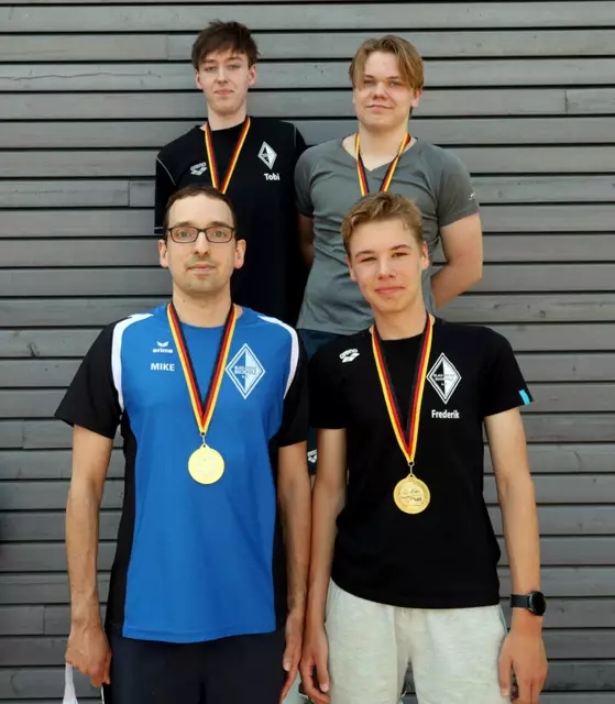 Im Medaillen-Glanz (oben v.l.): Tobias Stelting und Dorian Sauer, und vorne: Mike George, Frederik Brockmann | Foto: cc