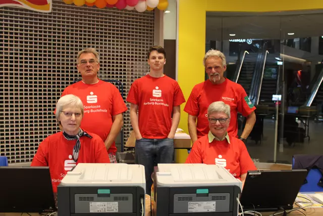 Drucken Urkunden aus: Monika Bendrich (vorne v. li.), Katja Herrmann, Holger Lange (hinten, v. li) , Ole und Thomas Rankenburg | Foto: poep