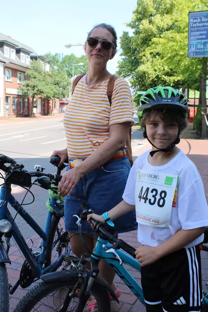 Janine Dallies und Sohn Johannes (8) aus Buchholz sind mit dem Fahrrad da. "Johannes hat wegen der Wärme vorsichtshalber zu Hause schon mal ein großes Glas Wasser getrunken." | Foto: poep
