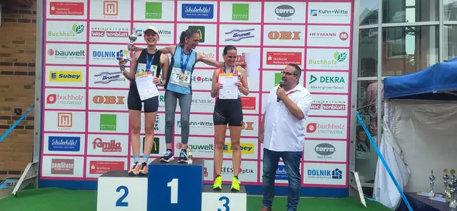 Jan Bauer ehrt die schnellsten Halbmarathon-Damen | Foto: André Welle