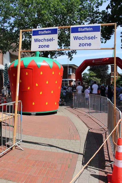 Die Staffelläufer müssen dicht an der "Erdbeere" vorbei - sie wollte nicht weichen | Foto: poep
