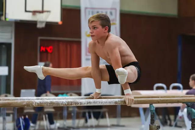 Jan Felix Hermann (12) beim gegrätschen Winkelstütz am Barren | Foto: TSV 08