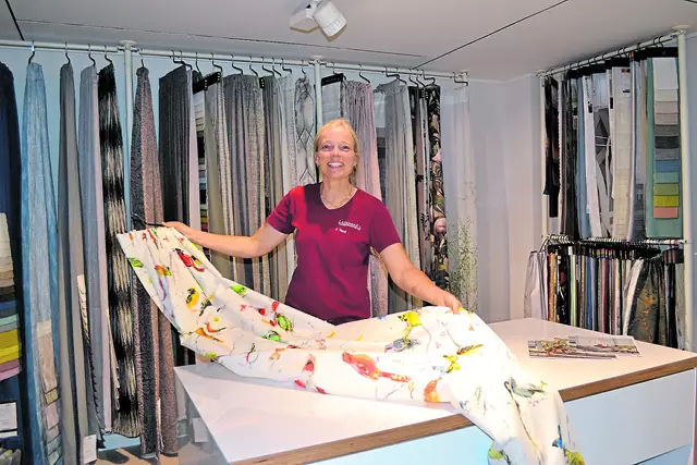 Raumausstatterin und Kundenberaterin Jessika Tepel in der Dekoabteilung mit Gardinen und Sonnenschutz Foto: bim | Foto: bim