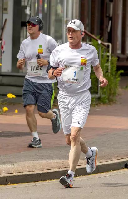 Buchholz' Bürgermeister Jan-Hendrik Röhse war beim Buchholz Galierie-Lauf über 5,3 Kilometer am Start | Foto: Arne Riebesell