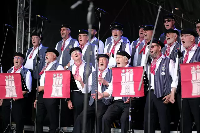 De Tampentrekker sangen bei den Emder Matjestagen | Foto: De Tampentrekker