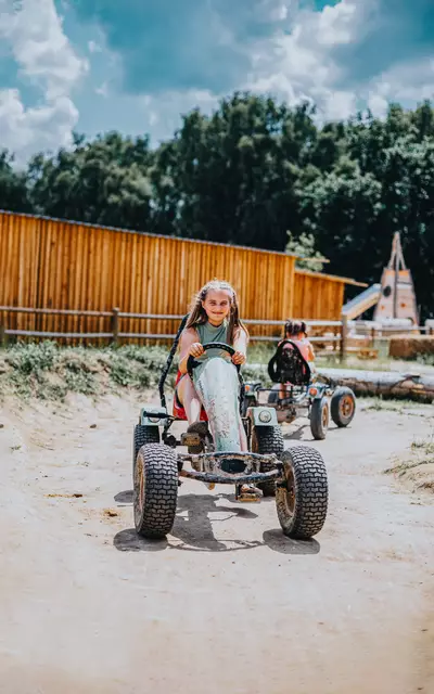 Ein großer Aberteuerspielplatz mit Kettcars - eine Attraktion des Landhofes | Foto: nw