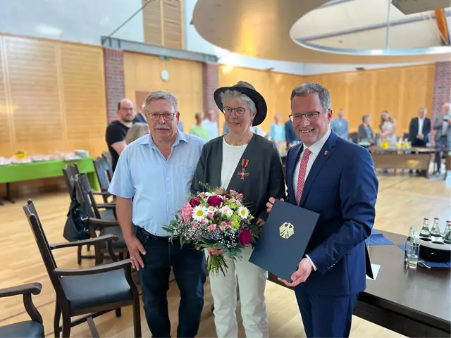 Landrat Kai Seefried (re.) mit der Geehrten Anke Wolfram und ihrem Mann Thomas im Harsefelder Ratssaal | Foto:  Landkreis Stade / Daniel Beneke