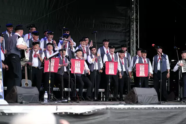 De Tampentrekker sangen bei den Emder Matjestagen | Foto: De Tampentrekker