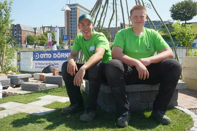 So sehen glückliche Sieger aus: Tom-Vincent Beyer (li.) und Henri Schneider holten beim Landschaftsgärtner-Cup Nord den Landesmeister-Titel der Metropolregion Hamburg | Foto: FGL S.-H./Kottich