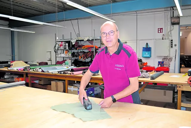 Boris Matthies beim Stoffzuschneiden  | Foto: bim