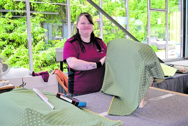 Bei Löffelsend dreht sich alles um das richtige Maß: Hier Jana Bredehöft beim Anpassen des Stoffes  | Foto: bim