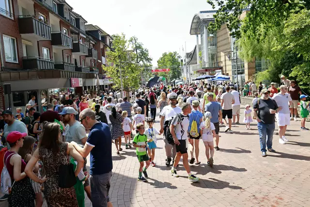 Wie ein großes Sommerfest: Gute Laune am Zieleinlauf vor der Empore | Foto: Arne Riebesell