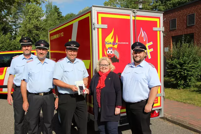 Über den neuen Anhänger für die Jugend- und Kinderfeuerwehren der Gemeinde Seevetal freuen sich stellvertretender Gemeindebrandmeister Andreas Brauel (v. li.), Gemeindebrandmeister Rainer Wendt, die Spenderin Angelika Tumuschat-Bruhn, Gemeindekinderfeuerwehrwart Timo Arndt und Gemeindejugendfeuerwehrwart Lars Becker | Foto: Feuerwehr Seevetal