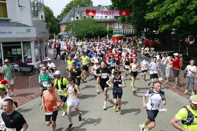 Noch sonnig: der Start zum Halbmarathon | Foto: Arne Riebesell