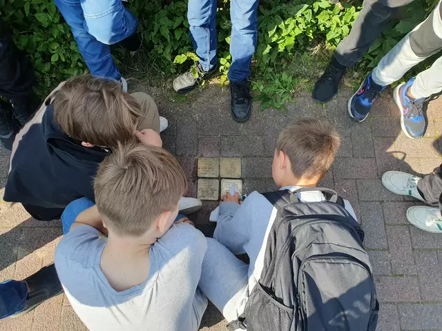 Die Schüler putzten und polierten die Stolpersteine  | Foto: Schule am Düvelhöpen