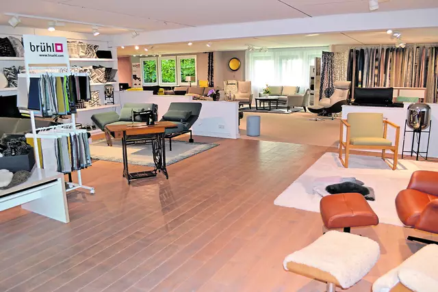 Blick in den großzügigen Ausstellungsraum von Löffelsend  | Foto: bim