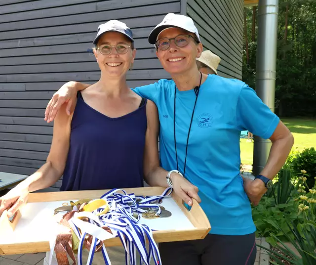 Siegerehrungen beendet - Serviertablett ist fast leer: Schwimmwartin Mareike Lauf (li.) und Vize-Kreisvorsitzende Steffi Bertram | Foto: cc