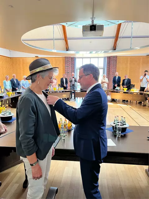 Landrat Kai Seefried händigt das Bundesverdienstkreuz an die Harsefelderin Anke Wolfram aus | Foto:  Landkreis Stade / Daniel Beneke
