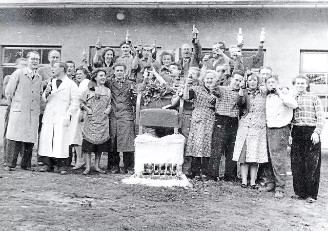 Die Belegschaft in den 1960er Jahren bei der Feier eines Sesselmodells | Foto: Löffelsend