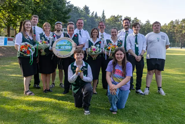 Zwar keinen Schützenkönig und keine Schützenkönigin, die Geehrten und Ehrenden ließen sich beim Schützenfest des SV Pattensen und Umgebung die Laune nicht verderben. | Foto: Foto: ks