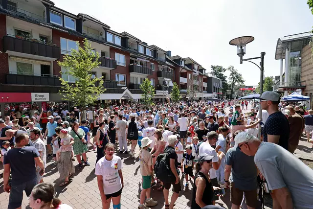 Zieleinlauf vor der Empore war ordentlich etwas los | Foto: Arne Riebesell