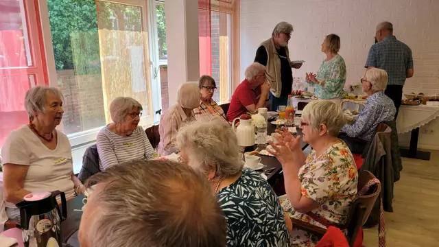 Lebhafte Gespräche beim Frühstück | Foto: Miteinander Füreinander