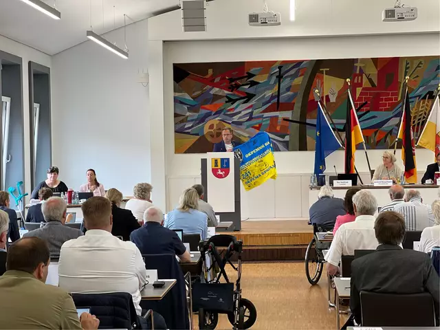 Landrat Kai Seefried berichtet in der Kreistagssitzung von den humanitären Hilfsaktionen für die Ukraine | Foto: Landkreis Stade / Daniel Beneke