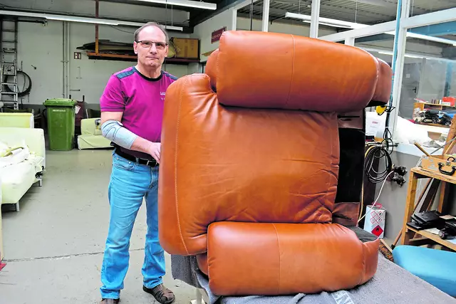 Thomas Gaul tauscht den Sitz eines 
durchgesessenen Sessels aus | Foto: bim