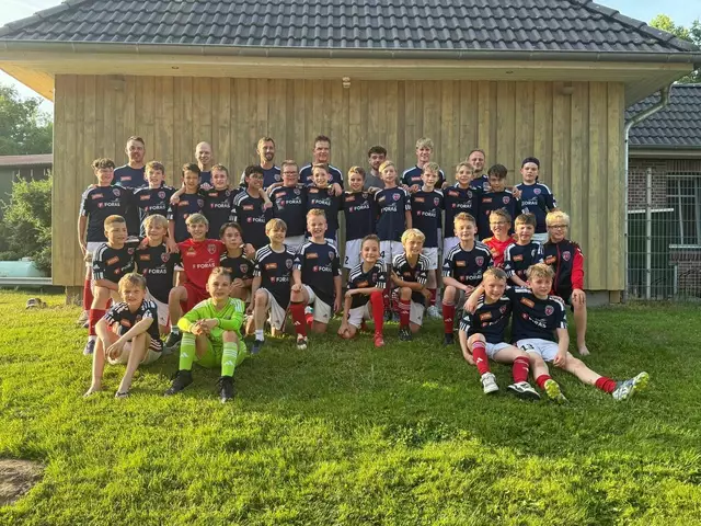 Die U11-Mannschaft des FC Este und ihre Betreuer sind stolz auf ihren starken  Saisonabschluss | Foto: FC Este